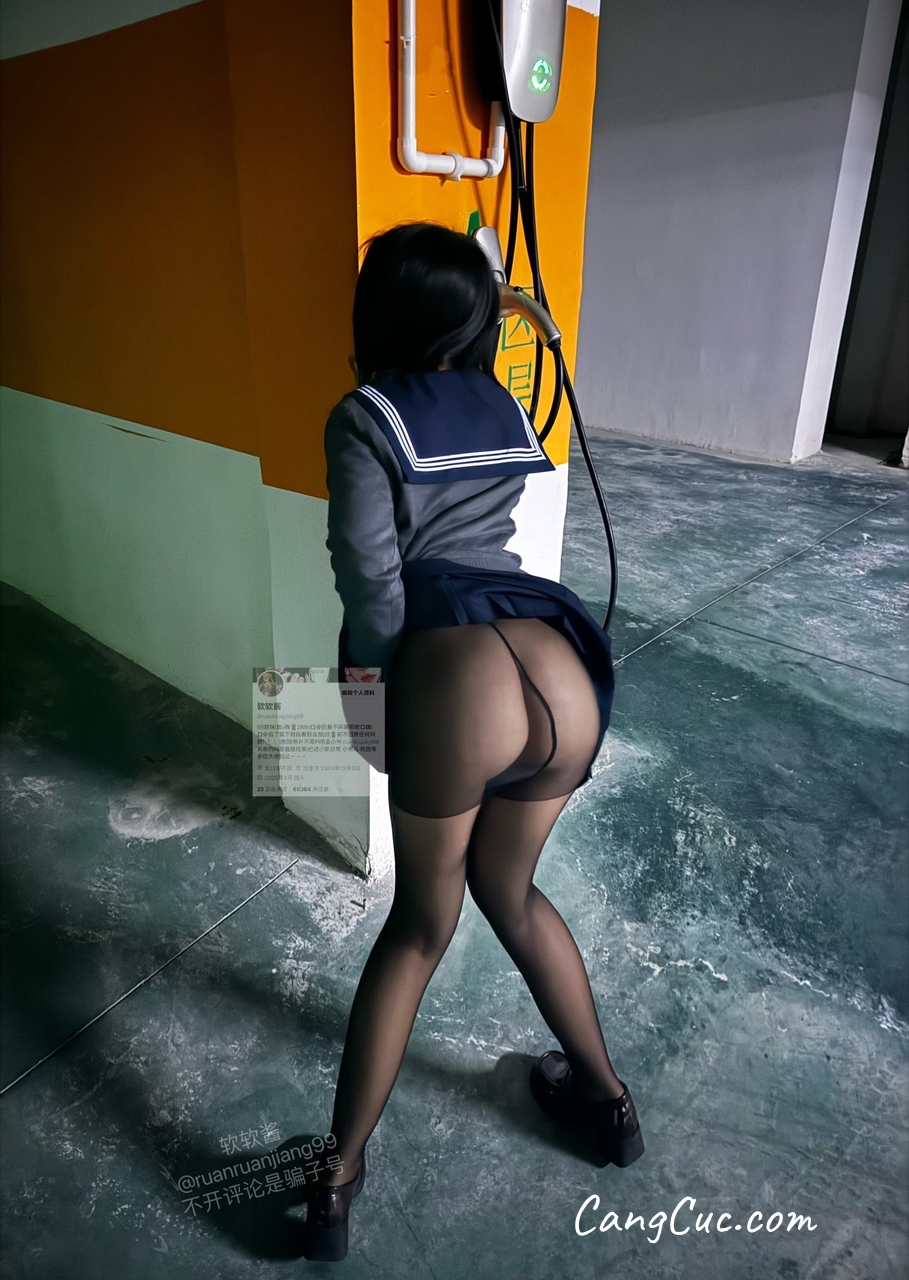 Coser@软软酱 - 白虎萝莉私拍户外露出